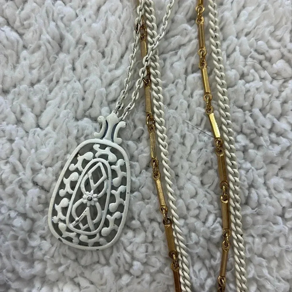 White and gold vintage necklace - Picture 6 of 8